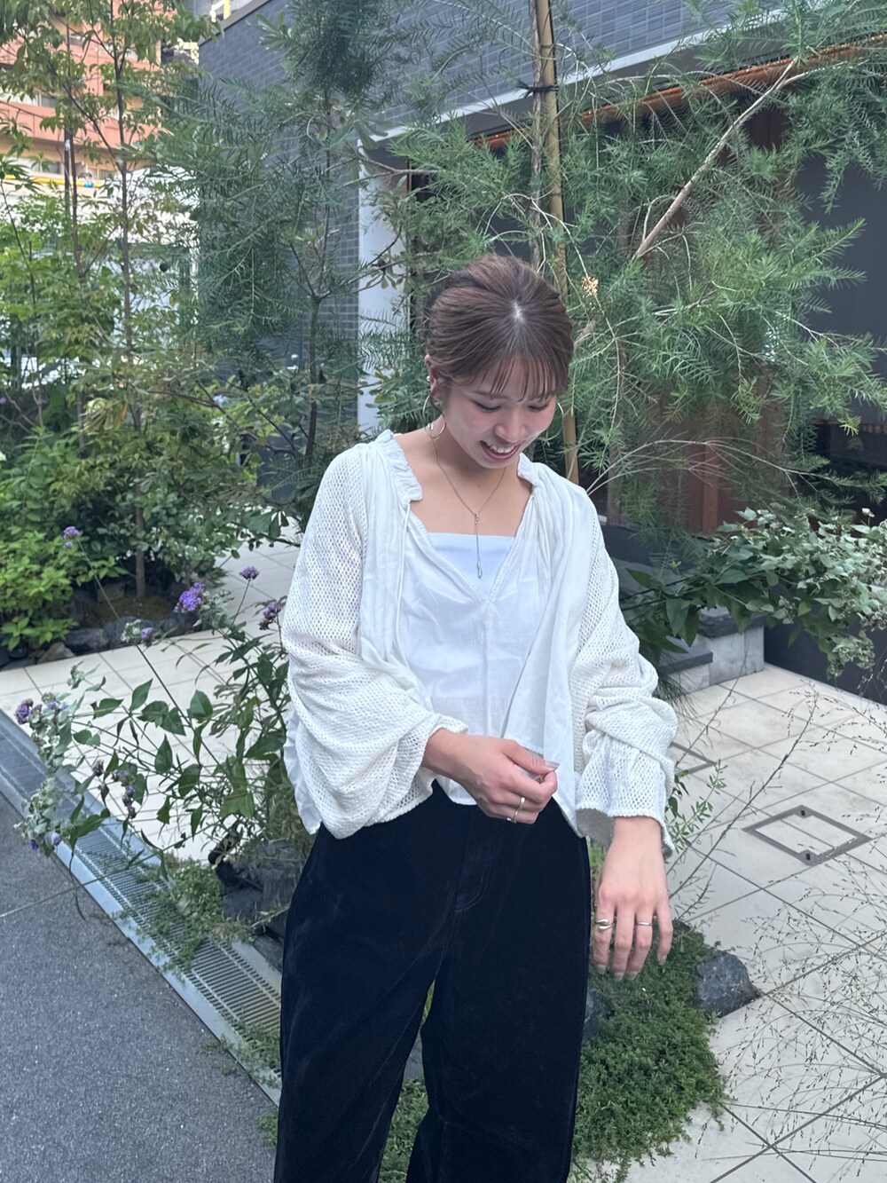 ホワイト系のシャツ/ブラウス、ブラック系のデニムパンツ、ブラック系のスリッポンを着用したレディースの夏コーディネートの7枚目の写真