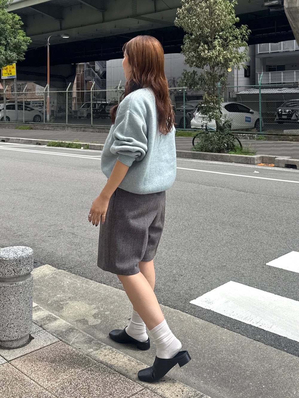 グレー系のその他パンツ、ブラック系のサンダル、グリーン系のニット/セーターを着用したレディースの秋コーディネートの6枚目の写真