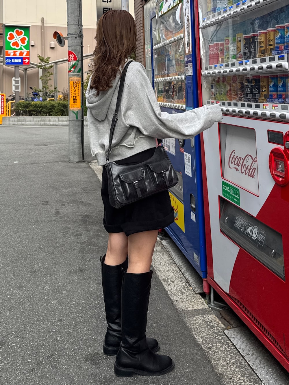 ブラック系のその他パンツ、グレー系のパーカーを着用したレディースの冬コーディネートの3枚目の写真