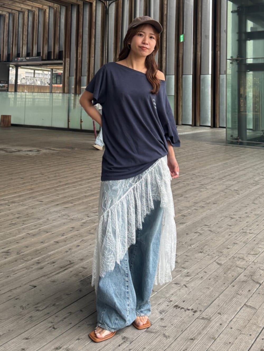 ブルー系のデニムパンツ、その他のサンダル、ブルー系のTシャツ/カットソーを着用したレディースの春コーディネートの2枚目の写真