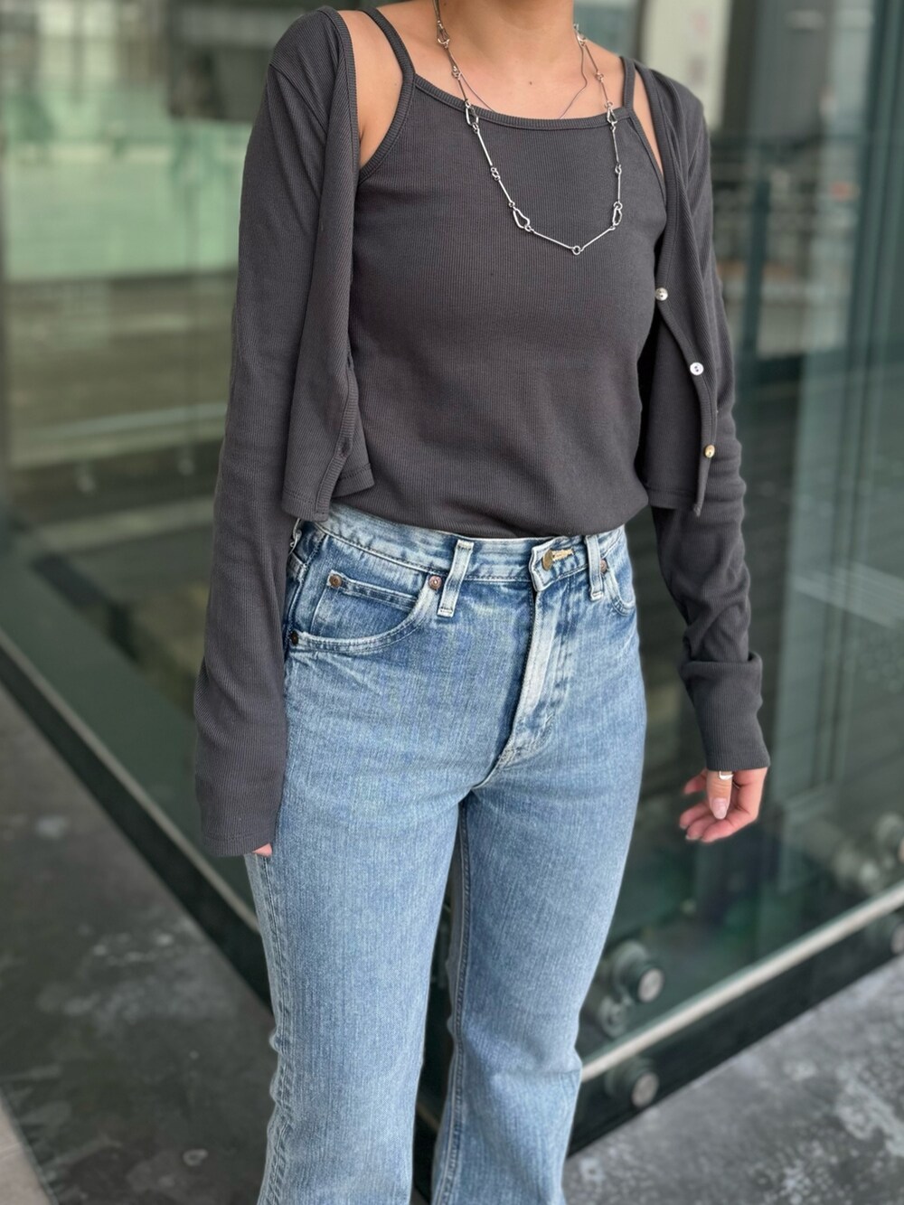 ブルー系のデニムパンツ、グレー系のTシャツ/カットソーを着用したレディースの春コーディネートの10枚目の写真