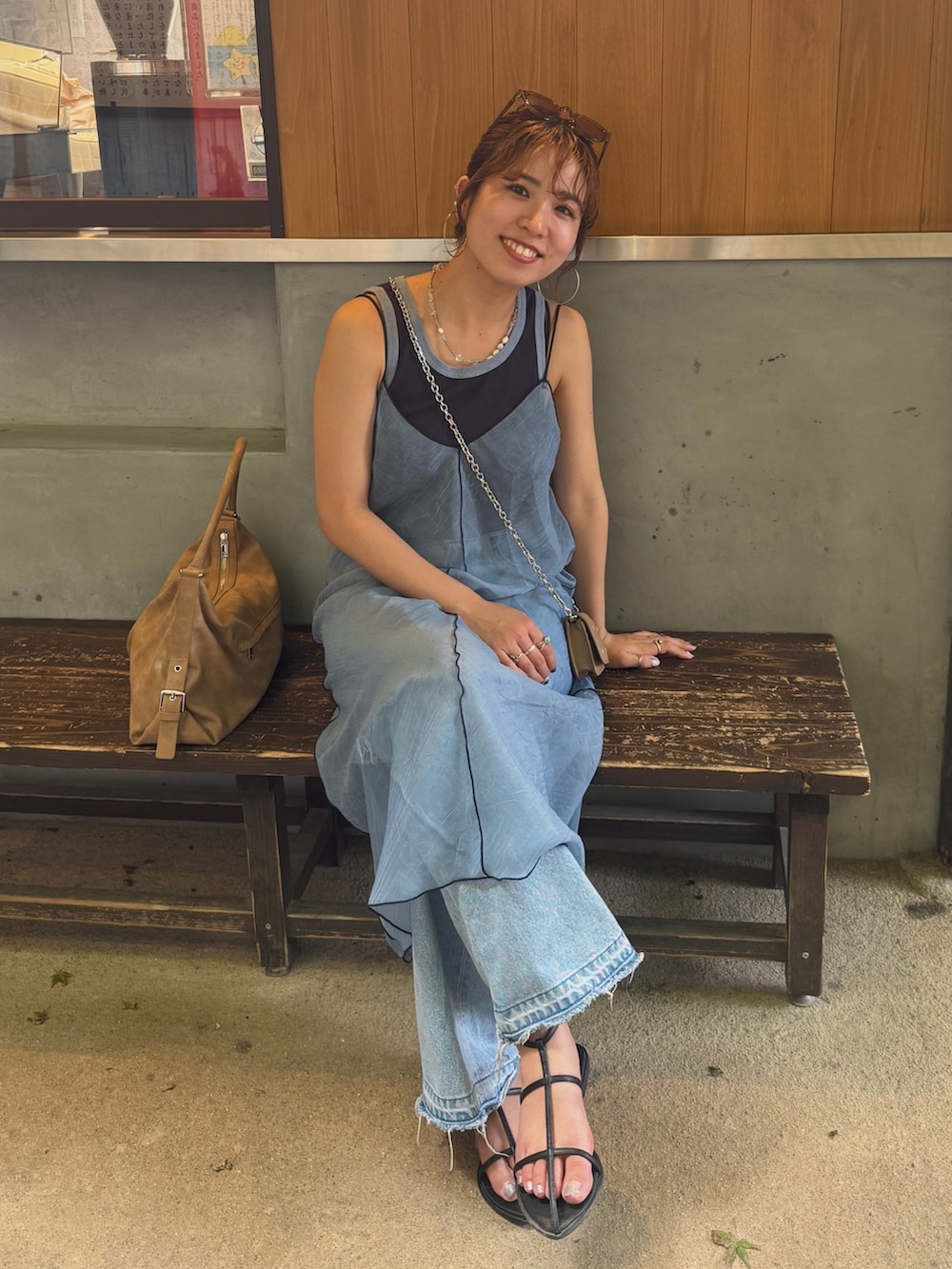 ブルー系のワンピースを着用したレディースの夏コーディネートの8枚目の写真