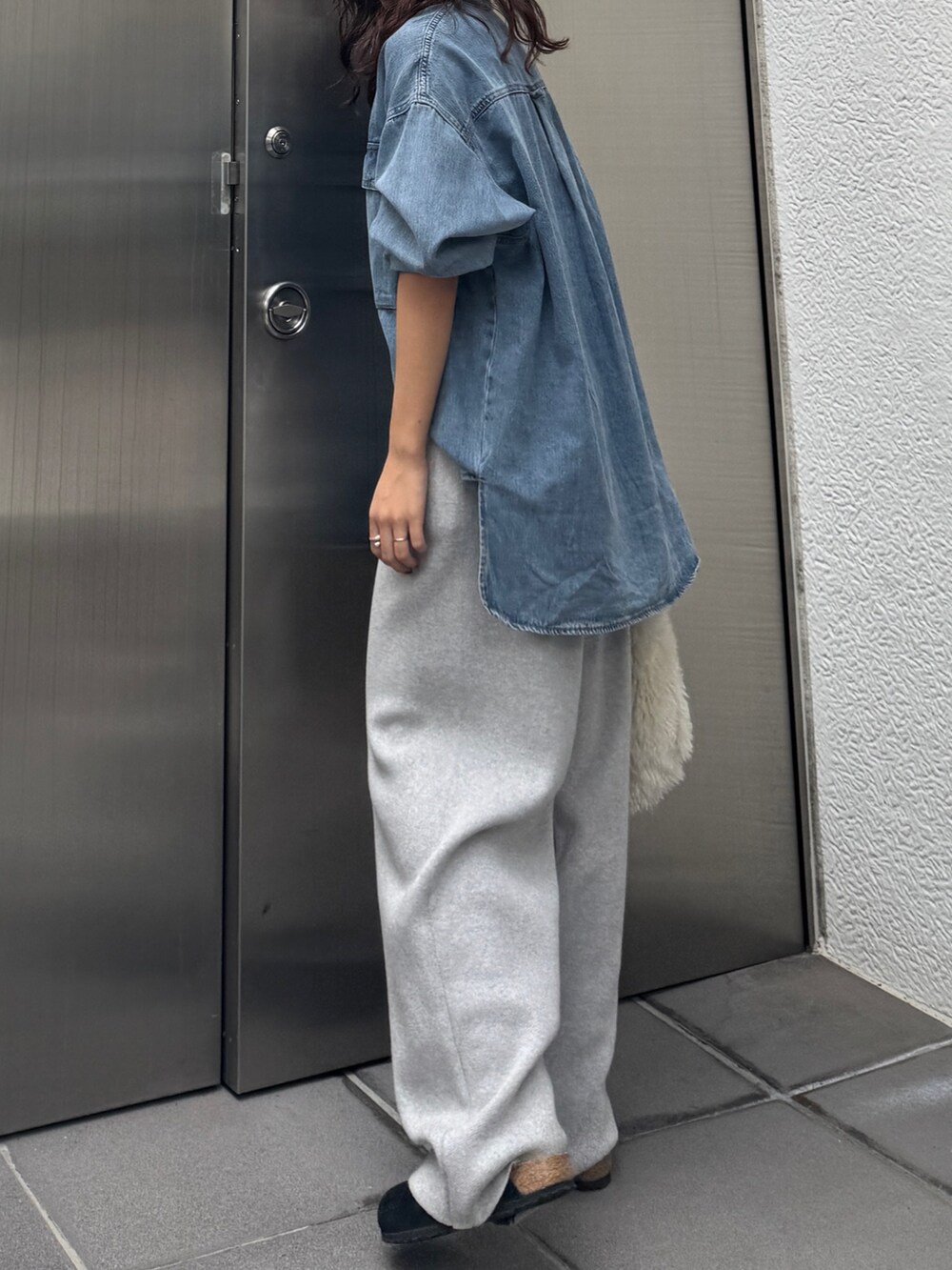 ブルー系のシャツ/ブラウス、ホワイト系のハンドバッグ、グレー系のその他パンツを着用したレディースの秋コーディネートの5枚目の写真