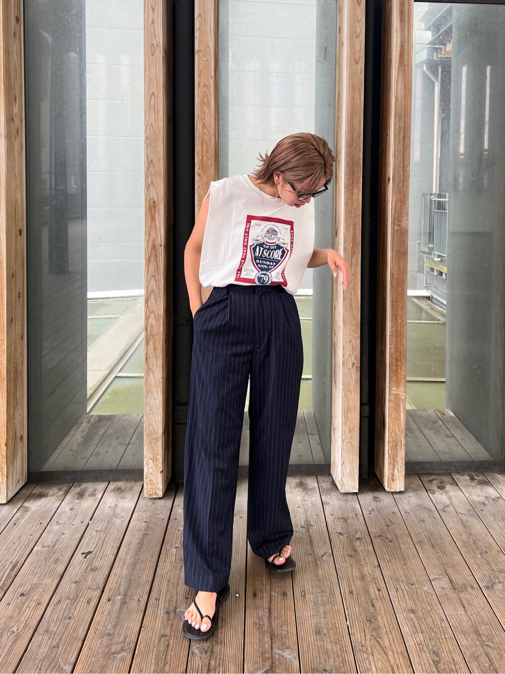 その他のスラックス、ホワイト系のタンクトップを着用したレディースの夏コーディネートの2枚目の写真