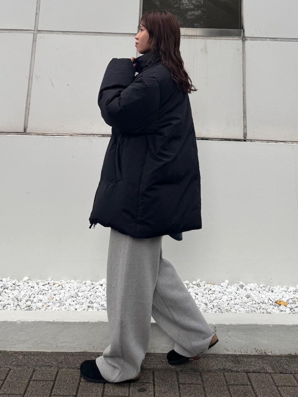 グレー系のその他パンツ、ブルー系のシャツ/ブラウス、ブラック系のダウンジャケット/コートを着用したレディースの秋コーディネートの2枚目の写真