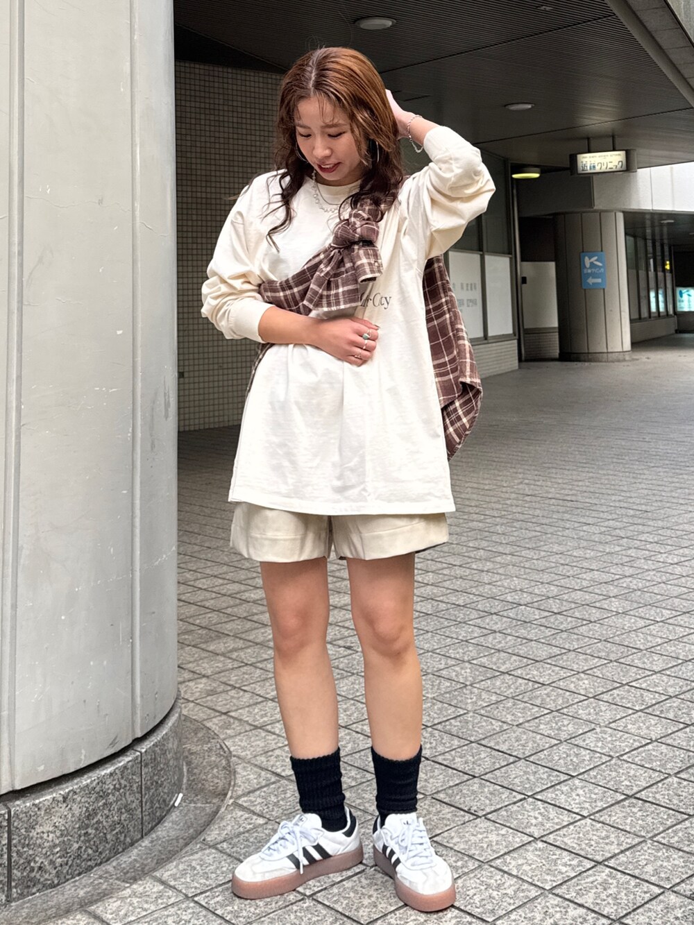 ホワイト系のTシャツ/カットソー、ベージュ系のその他パンツ、ブラウン系のシャツ/ブラウスを着用したレディースの冬コーディネートの2枚目の写真