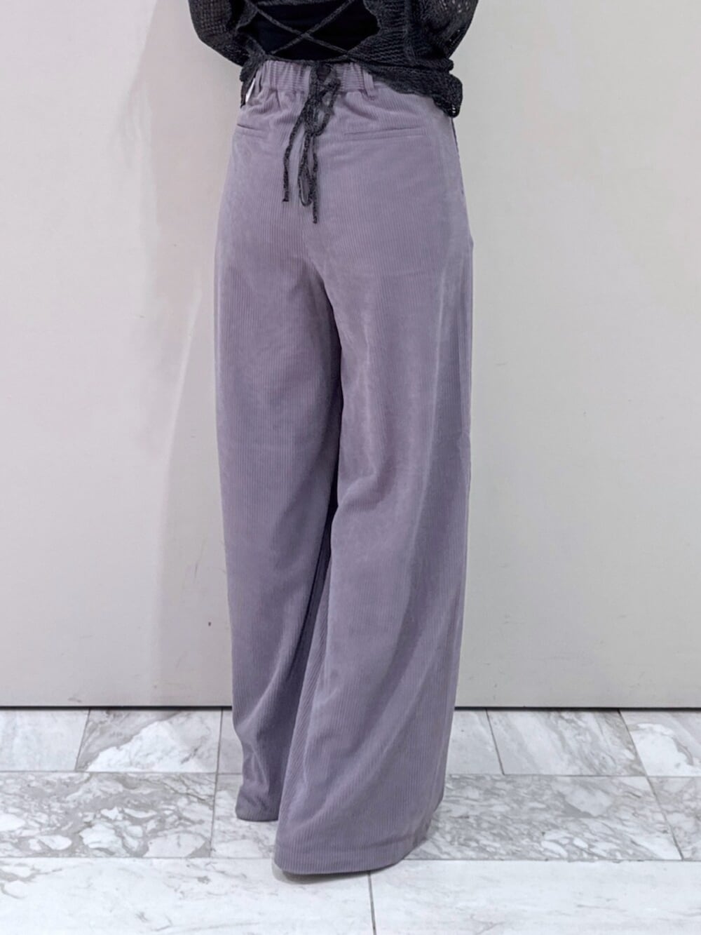 パープル系のその他パンツ、ホワイト系のその他シューズ、ブラック系のニット/セーターを着用したレディースの夏コーディネートの7枚目の写真