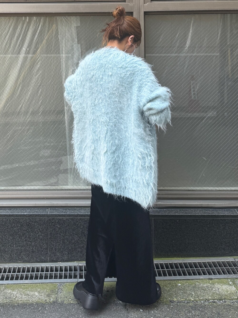 ホワイト系のTシャツ/カットソー、ブラック系のスカート、ブルー系のカーディガン/ボレロを着用したレディースの夏コーディネートの4枚目の写真