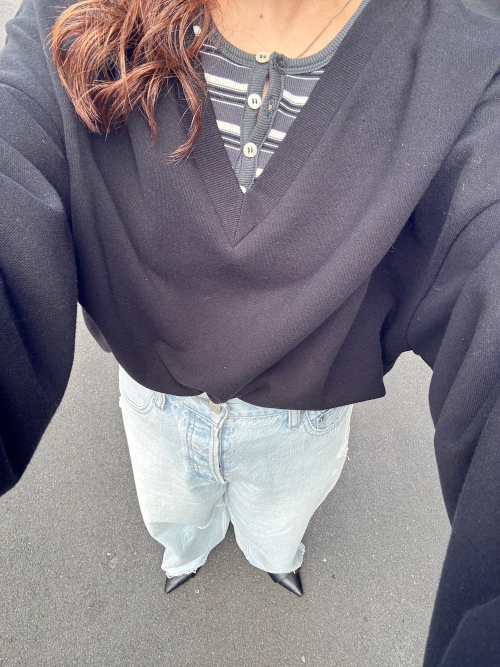 ブラック系のスウェット、グレー系のTシャツ/カットソー、ブルー系のデニムパンツを着用したレディースの春コーディネートの9枚目の写真