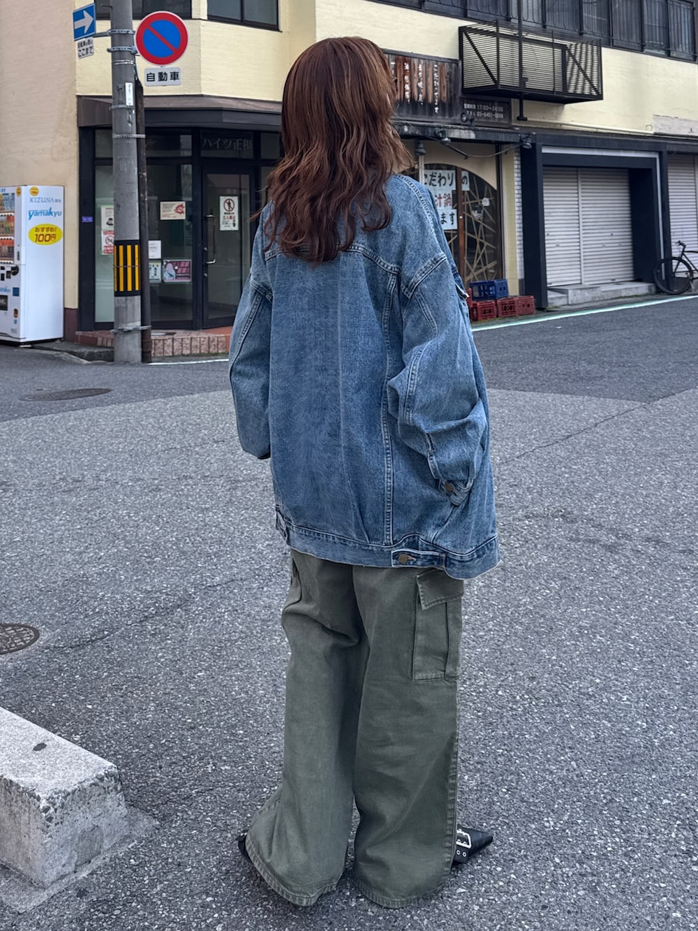 グリーン系のその他パンツ、ホワイト系のTシャツ/カットソー、ブルー系のデニムジャケットを着用したレディースの冬コーディネートの3枚目の写真