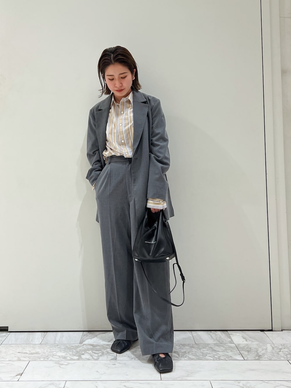 グレー系のテーラードジャケット、グレー系のその他パンツ、ベージュ系のシャツ/ブラウスを着用したレディースの冬コーディネートの3枚目の写真