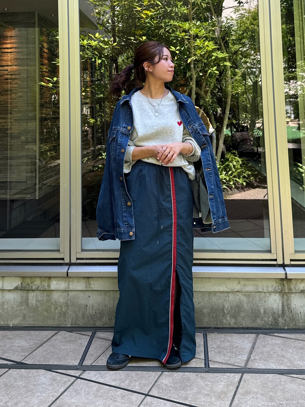 ブルー系のスカート、グレー系のスウェット、ブルー系のデニムジャケットを着用したレディースの夏コーディネートの5枚目の写真