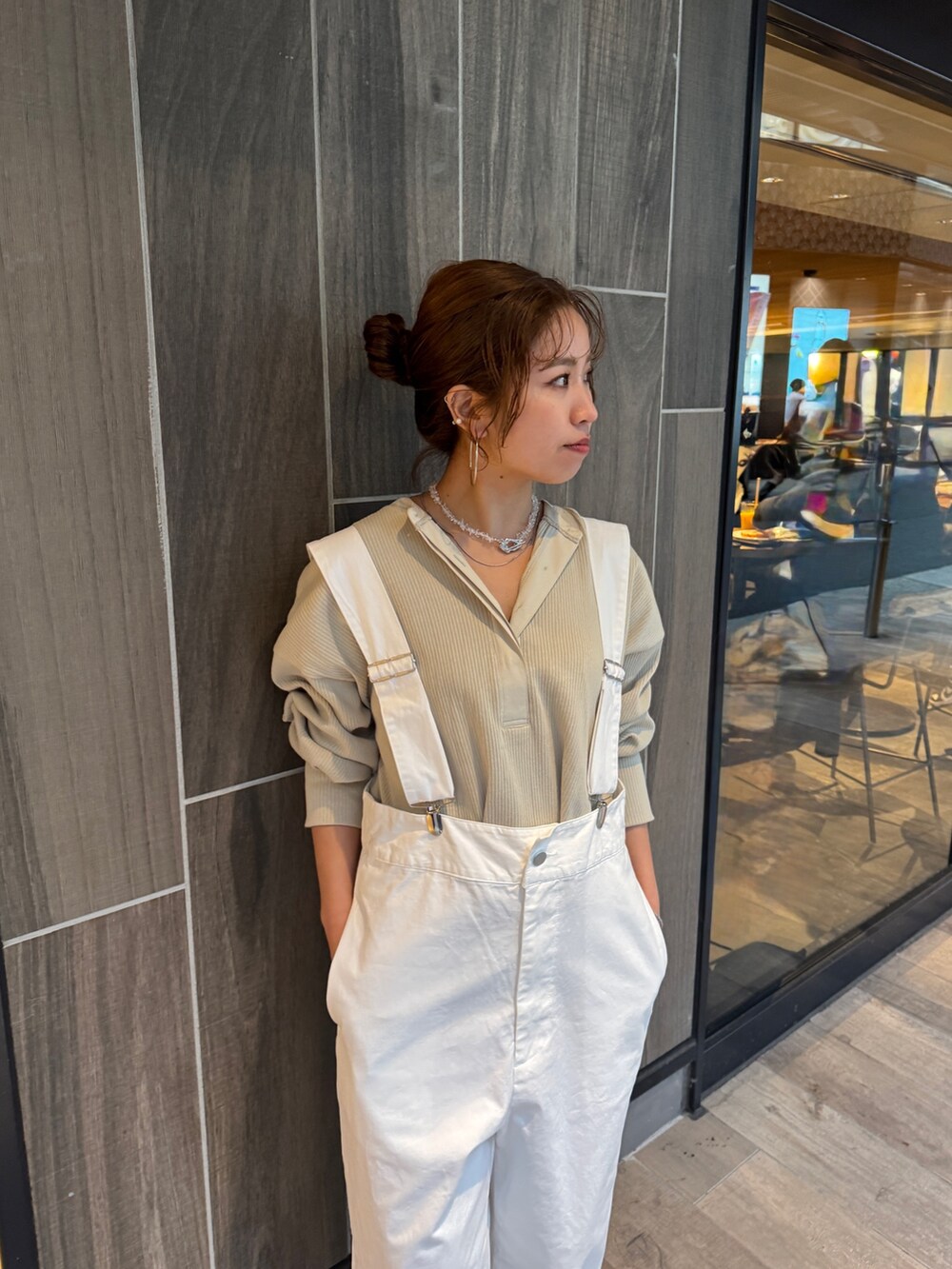 ホワイト系のつなぎ/オールインワン、グレー系のTシャツ/カットソー、その他のネックレスを着用したレディースの冬コーディネートの8枚目の写真