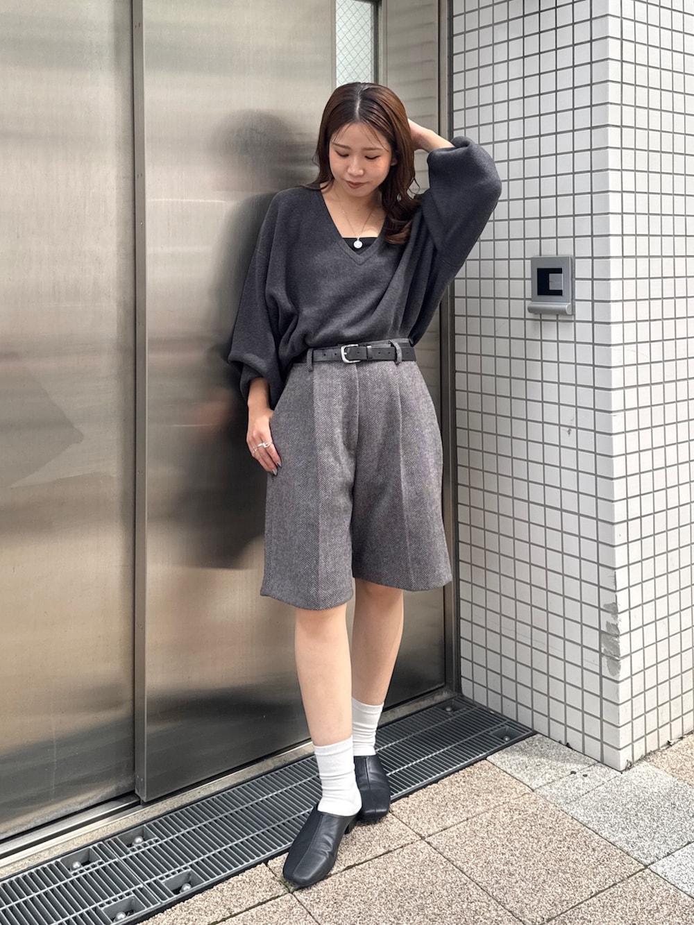 グレー系のその他パンツ、グレー系のテーラードジャケット、グレー系のニット/セーターを着用したレディースの秋コーディネートの9枚目の写真