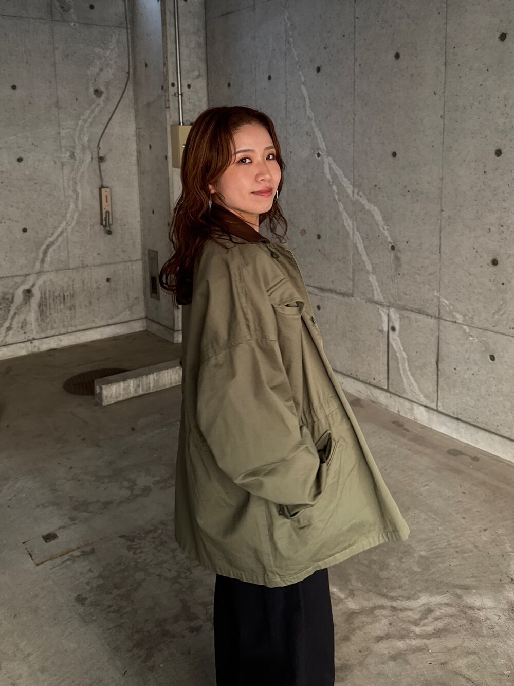 ベージュ系のブルゾン、ブラック系のシャツ/ブラウス、ブラック系のその他パンツを着用したレディースの冬コーディネートの4枚目の写真