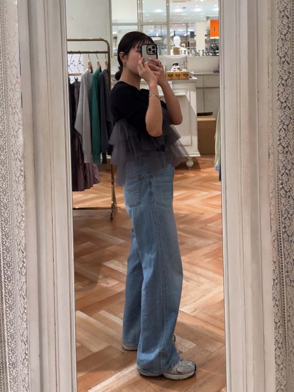 ブラック系のTシャツ/カットソー、グレー系のベスト、ブルー系のデニムパンツを着用したレディースの冬コーディネートの5枚目の写真