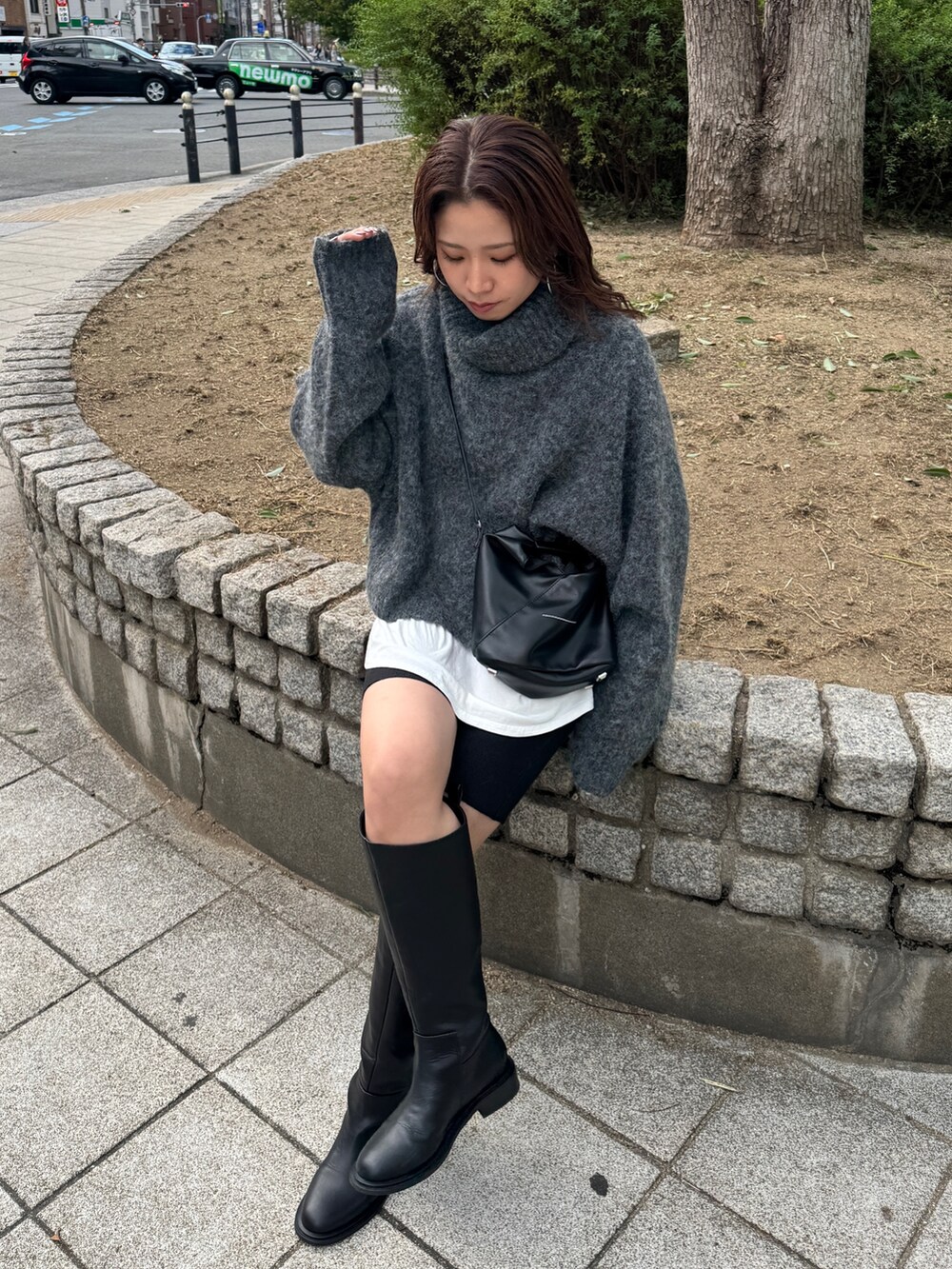 グレー系のニット/セーター、ホワイト系のTシャツ/カットソーを着用したレディースの秋コーディネートの5枚目の写真