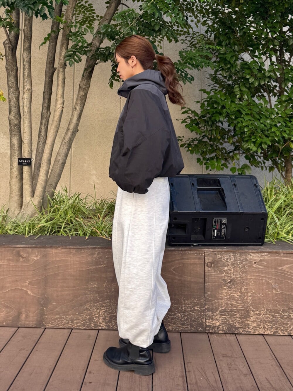 グレー系のスウェットパンツ、ブラック系のブルゾンを着用したレディースの秋コーディネートの3枚目の写真