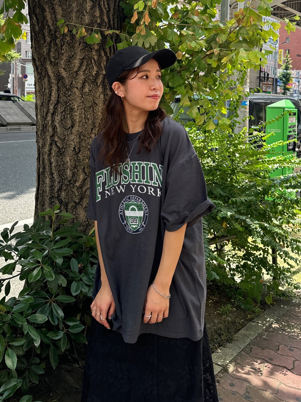 ブラック系のワンピース、ブラック系のローファー、グレー系のTシャツ/カットソーを着用したレディースの夏コーディネートの8枚目の写真