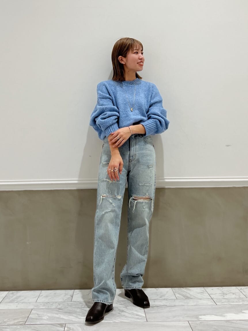 ブルー系のデニムパンツ、ブルー系のデニムパンツ、ブルー系のニット/セーターを着用したレディースの秋コーディネートの5枚目の写真