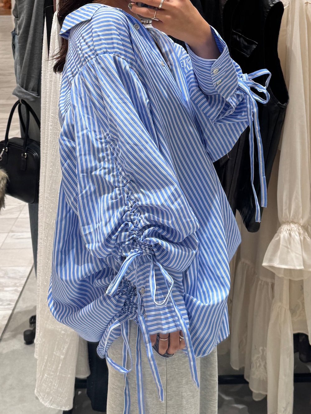 グレー系のスウェットパンツ、その他のシャツ/ブラウス、ブラック系のスリッポンを着用したレディースの秋コーディネートの10枚目の写真