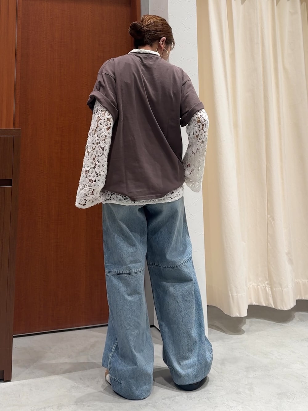 ブルー系のデニムパンツ、ブラウン系のTシャツ/カットソー、ホワイト系のシャツ/ブラウスを着用したレディースの春コーディネートの8枚目の写真