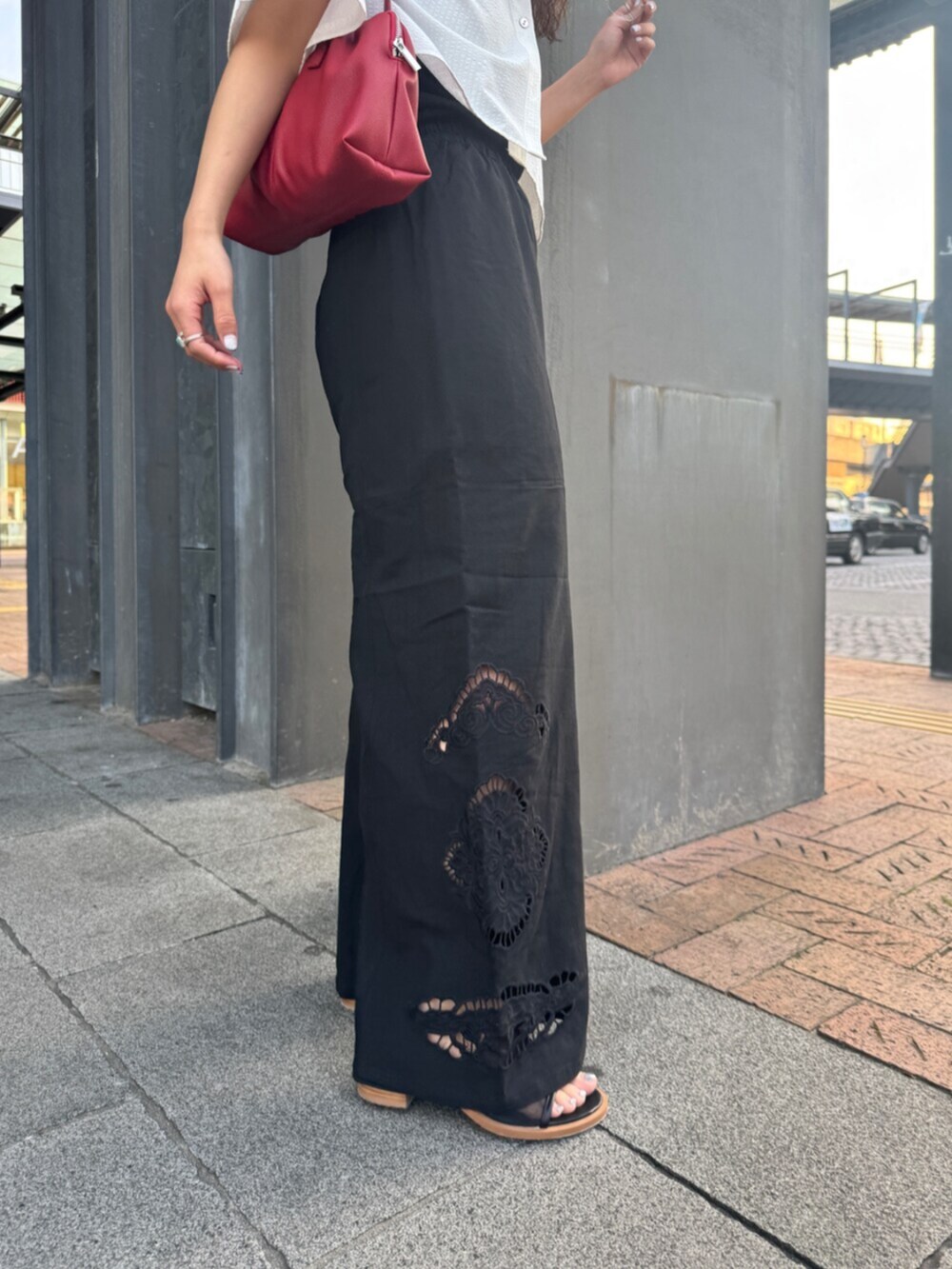 ブラック系のその他パンツ、ホワイト系のシャツ/ブラウス、レッド系のハンドバッグを着用したレディースの春コーディネートの8枚目の写真