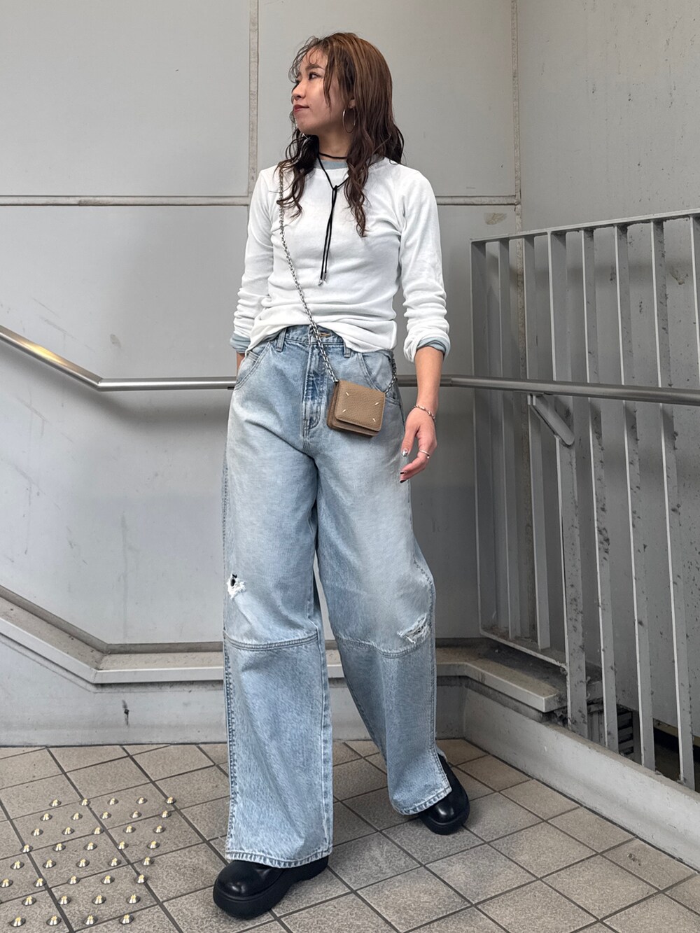 ブルー系のデニムパンツ、ホワイト系のTシャツ/カットソー、ブルー系のTシャツ/カットソーを着用したレディースの冬コーディネートの2枚目の写真