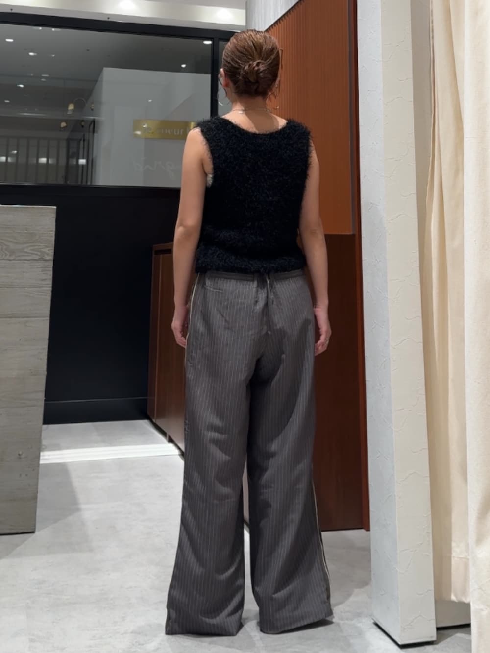 グレー系のその他パンツ、ブラック系のベストを着用したレディースの春コーディネートの4枚目の写真