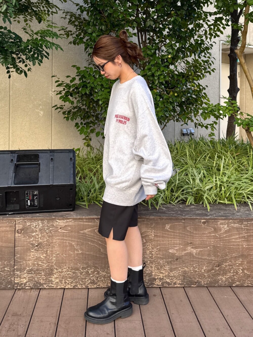 ブラック系のその他パンツ、グレー系のスウェットを着用したレディースの秋コーディネートの3枚目の写真