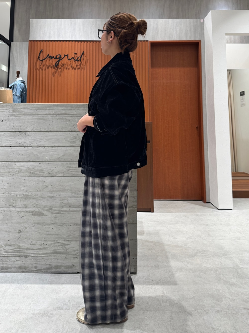 その他のその他パンツ、ブラック系のデニムジャケット、ブラック系のTシャツ/カットソーを着用したレディースの夏コーディネートの4枚目の写真