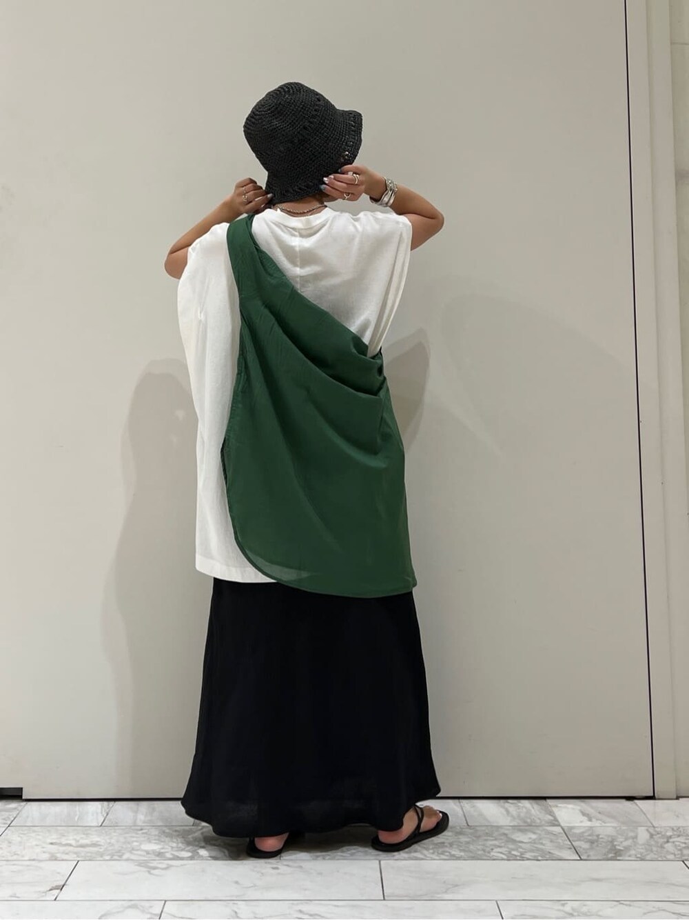 ブラック系のサンダル、ホワイト系のTシャツ/カットソー、グリーン系のシャツ/ブラウスを着用したレディースの夏コーディネートの4枚目の写真