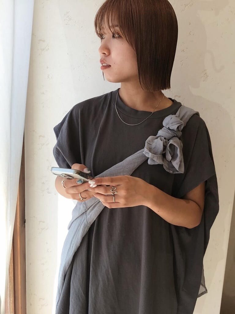 グレー系のTシャツ/カットソーを着用したレディースの夏コーディネートの3枚目の写真