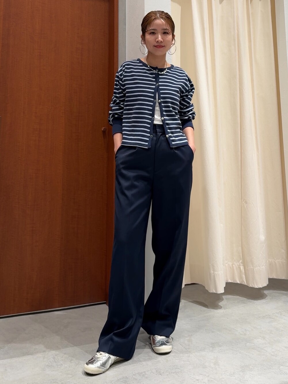 ブルー系のカーディガン/ボレロ、ブルー系のその他パンツを着用したレディースの春コーディネートの2枚目の写真