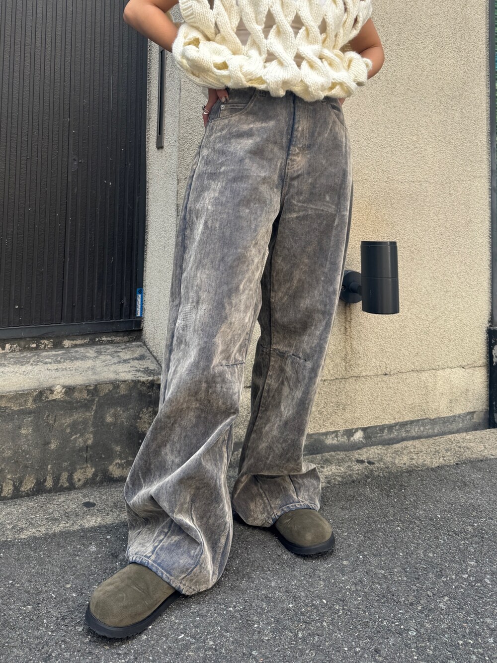 ベージュ系のデニムパンツ、ベージュ系のスリッポン、ホワイト系のニット/セーターを着用したレディースの秋コーディネートの8枚目の写真