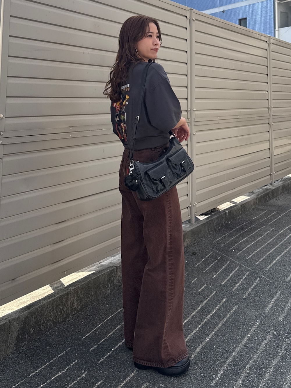 ブラウン系のデニムパンツ、グレー系のTシャツ/カットソーを着用したレディースの春コーディネートの7枚目の写真