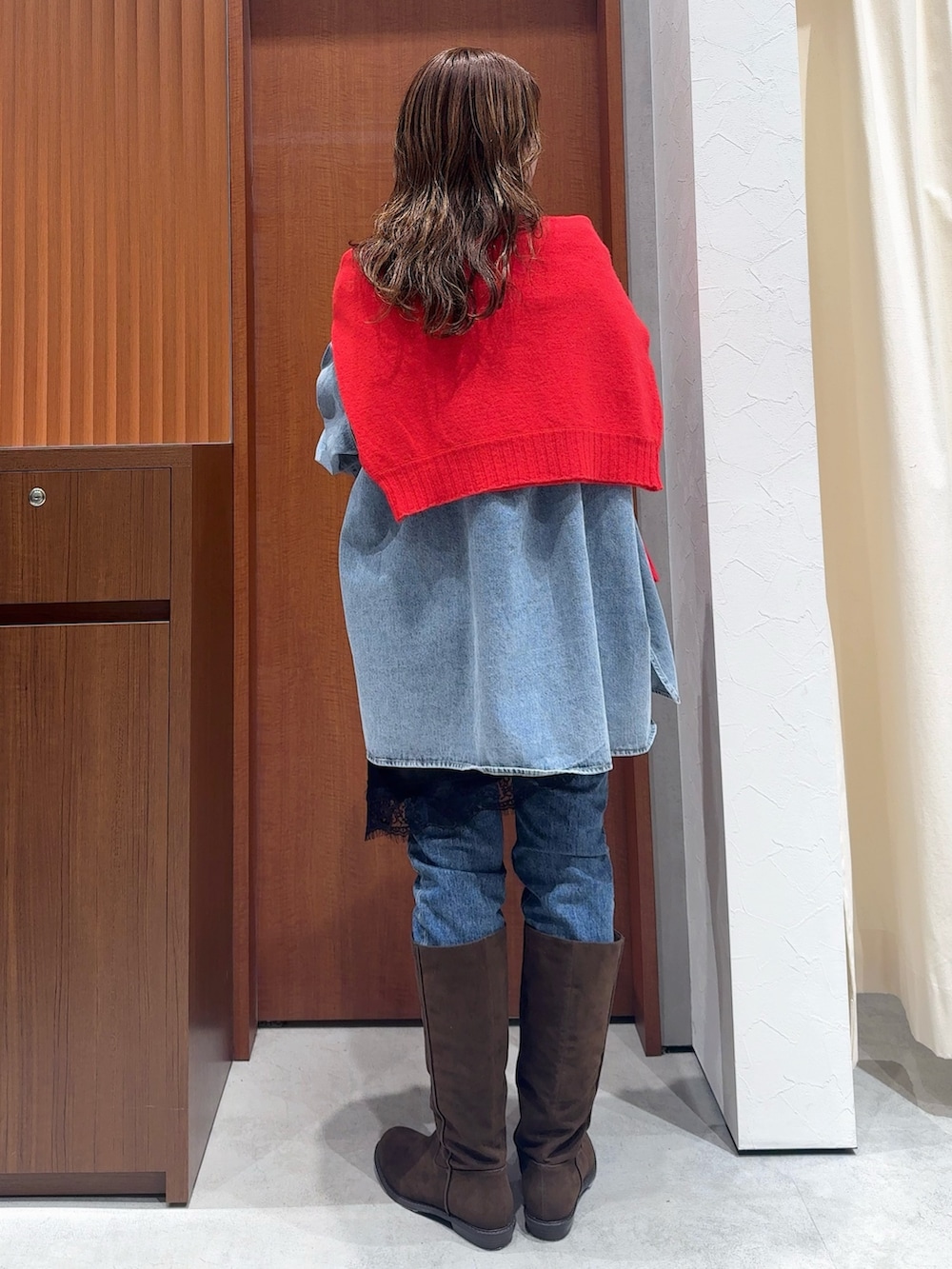 ブルー系のシャツ/ブラウス、レッド系のニット/セーター、ブラック系のキャミソールを着用したレディースの冬コーディネートの5枚目の写真