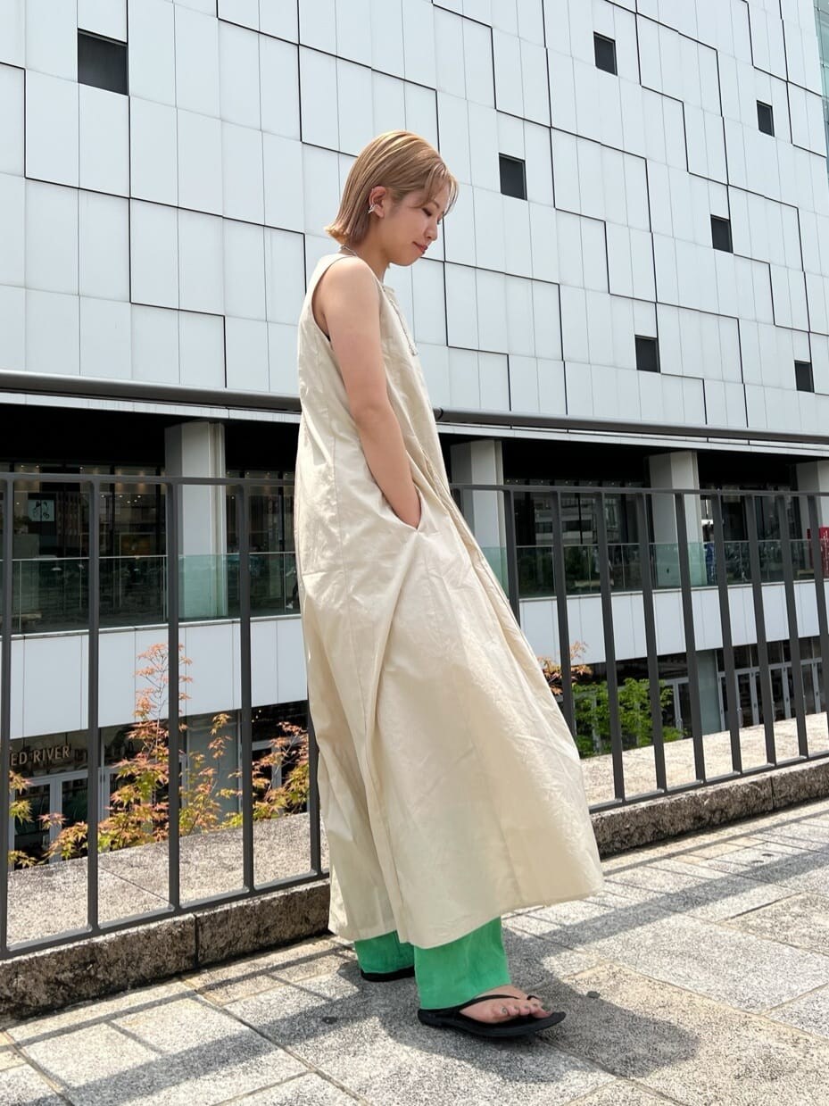 ベージュ系のワンピース、グリーン系のその他パンツ、ブラック系のサンダルを着用したレディースの春コーディネートの2枚目の写真