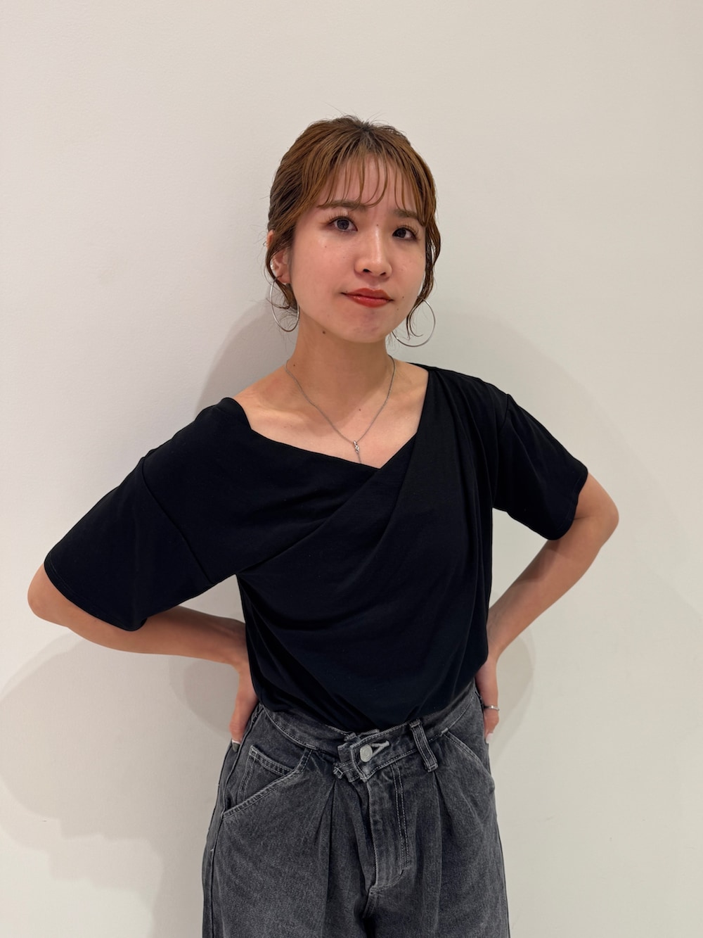 ブラック系のデニムパンツ、ブラック系のTシャツ/カットソーを着用したレディースの夏コーディネートの8枚目の写真