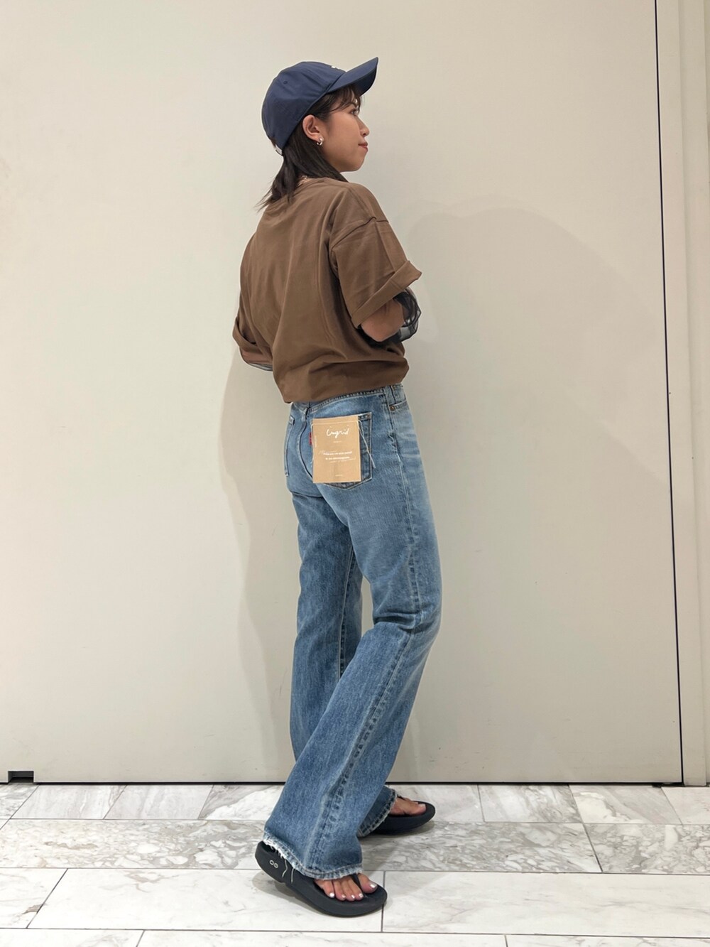 ブラウン系のTシャツ/カットソー、ブラック系のTシャツ/カットソー、ブルー系のデニムパンツを着用したレディースの夏コーディネートの8枚目の写真