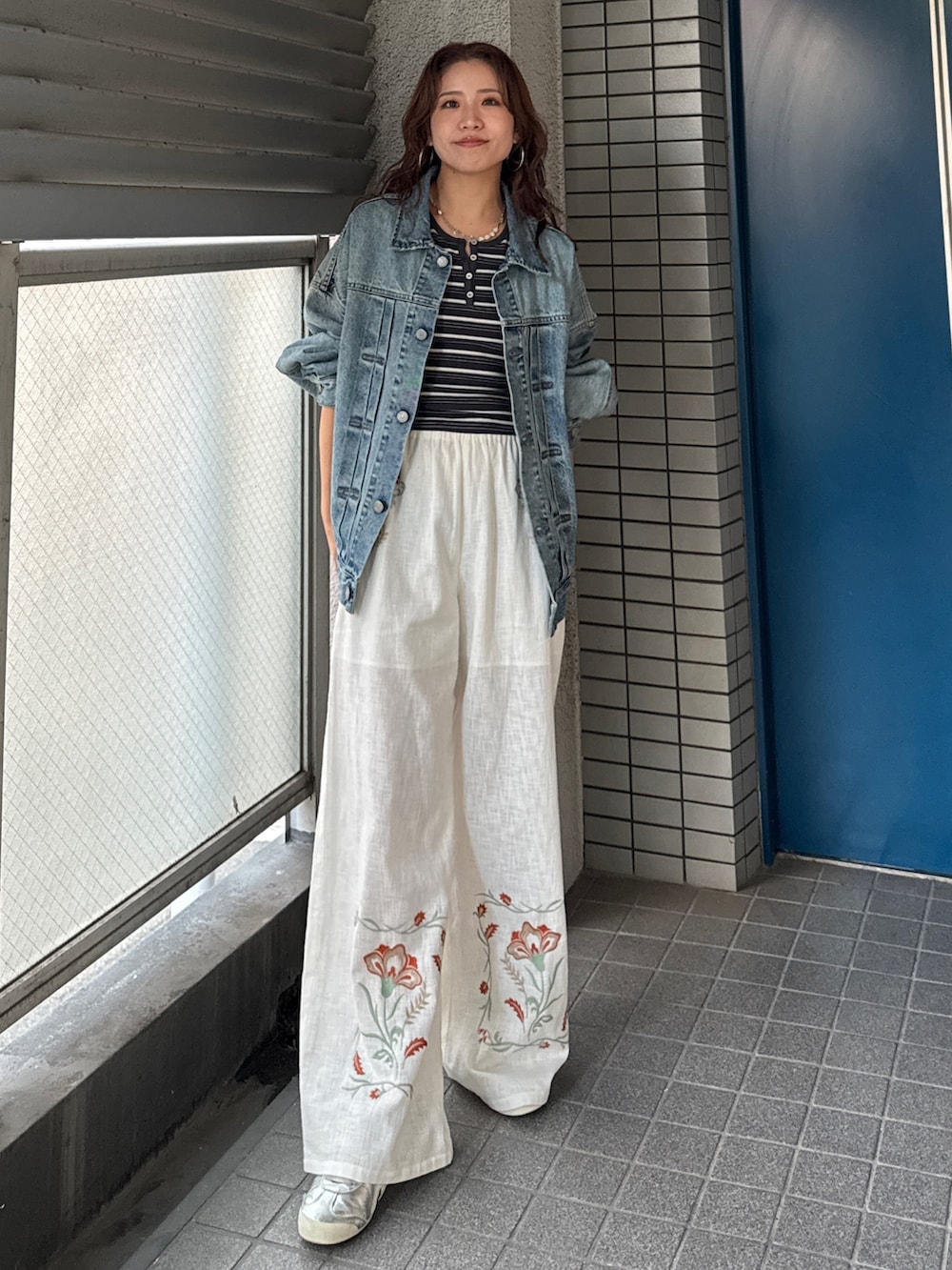 ブルー系のデニムジャケット、ホワイト系のその他パンツ、グレー系のTシャツ/カットソーを着用したレディースの冬コーディネートの2枚目の写真