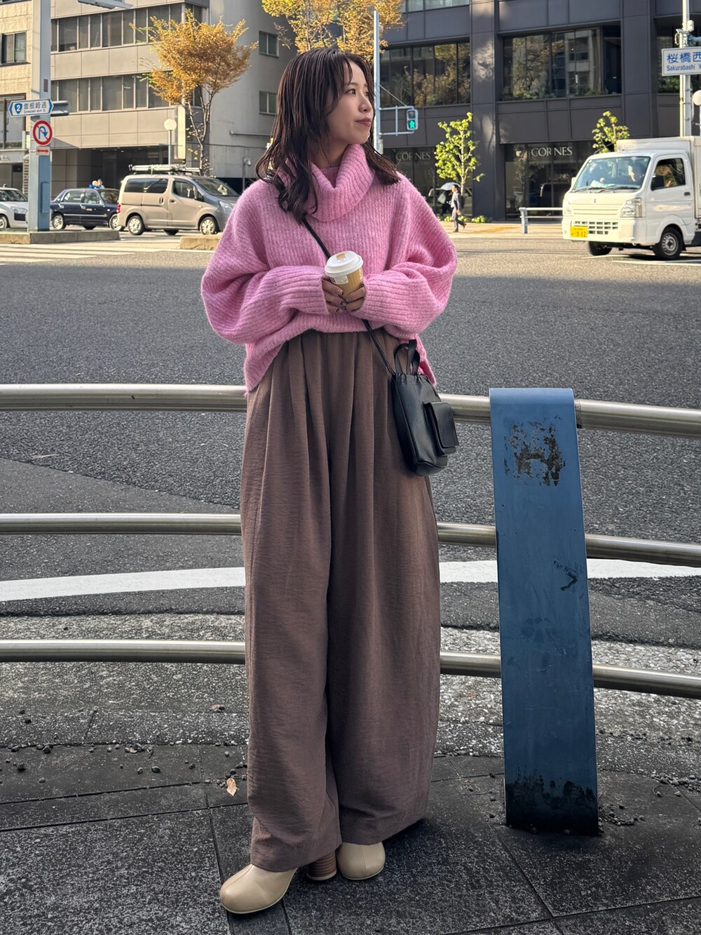 ブラウン系のその他パンツ、ピンク系のニット/セーターを着用したレディースの秋コーディネートの7枚目の写真