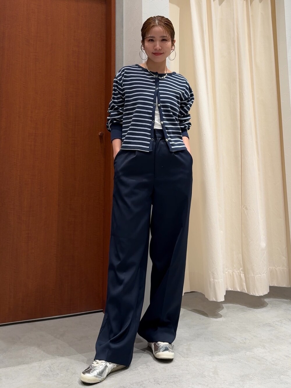ブルー系のカーディガン/ボレロ、ブルー系のその他パンツを着用したレディースの春コーディネートの6枚目の写真