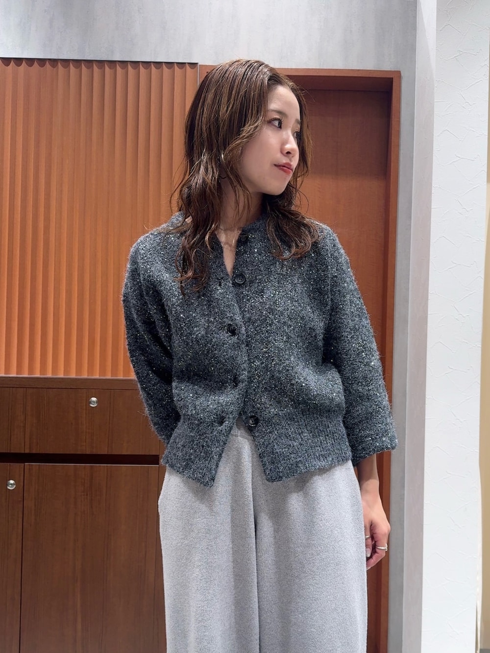 グレー系のその他パンツ、グレー系のカーディガン/ボレロを着用したレディースの冬コーディネートの8枚目の写真