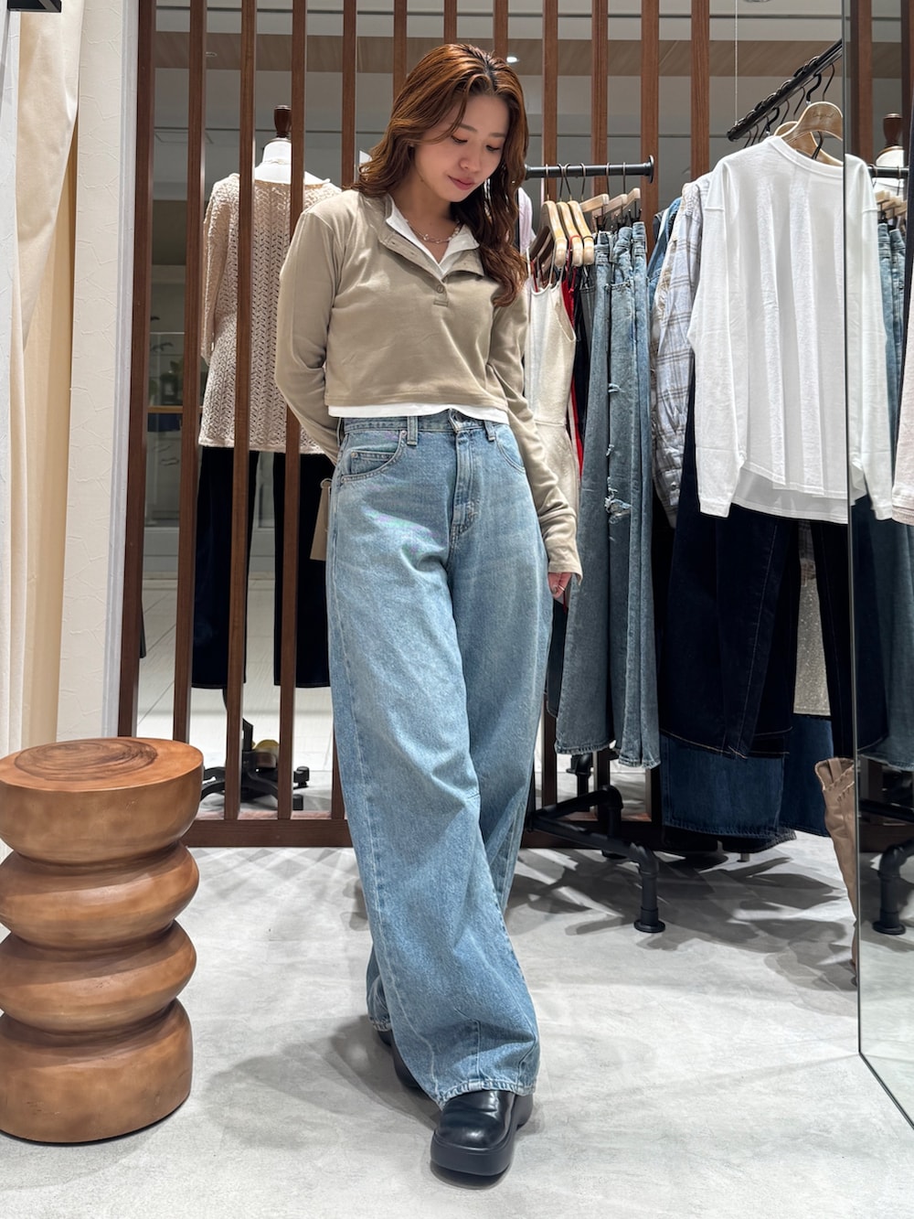 ブルー系のデニムパンツ、ベージュ系のTシャツ/カットソーを着用したレディースの春コーディネートの5枚目の写真