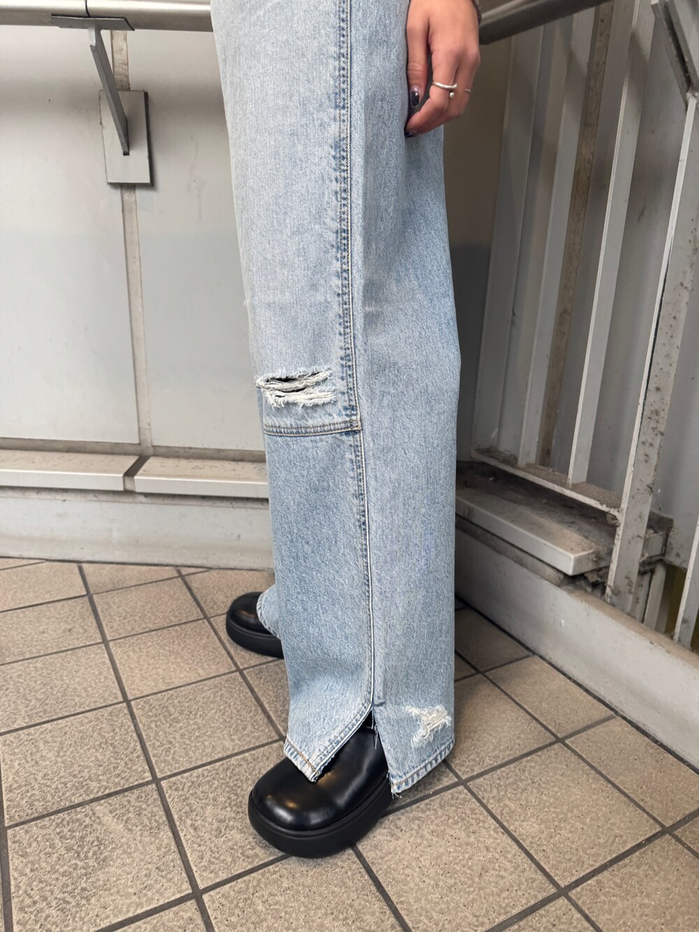 ブルー系のデニムパンツ、ホワイト系のTシャツ/カットソー、ブルー系のTシャツ/カットソーを着用したレディースの冬コーディネートの10枚目の写真