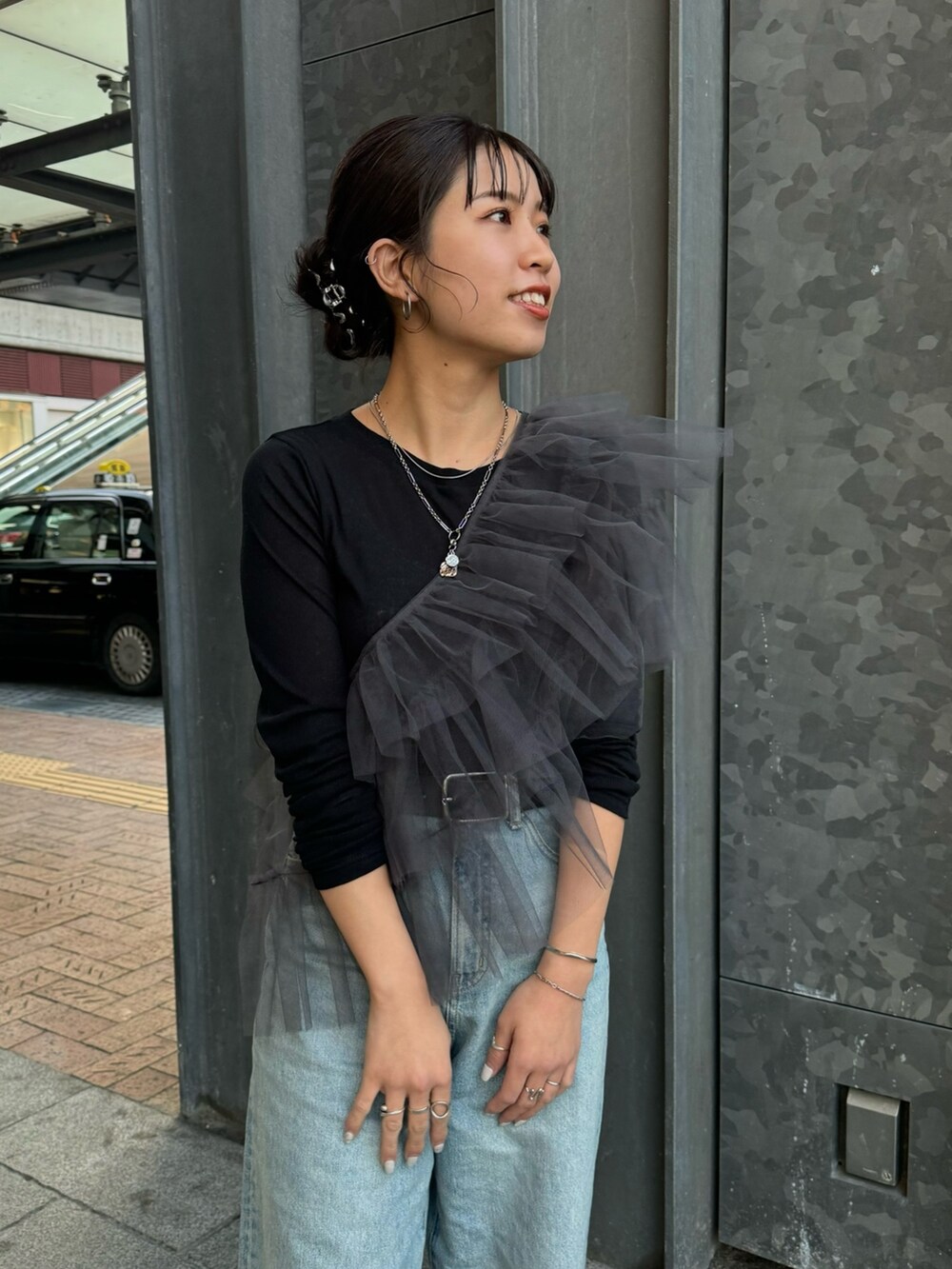 グレー系のベスト、ブラック系のTシャツ/カットソー、ブルー系のデニムパンツを着用したレディースの冬コーディネートの7枚目の写真