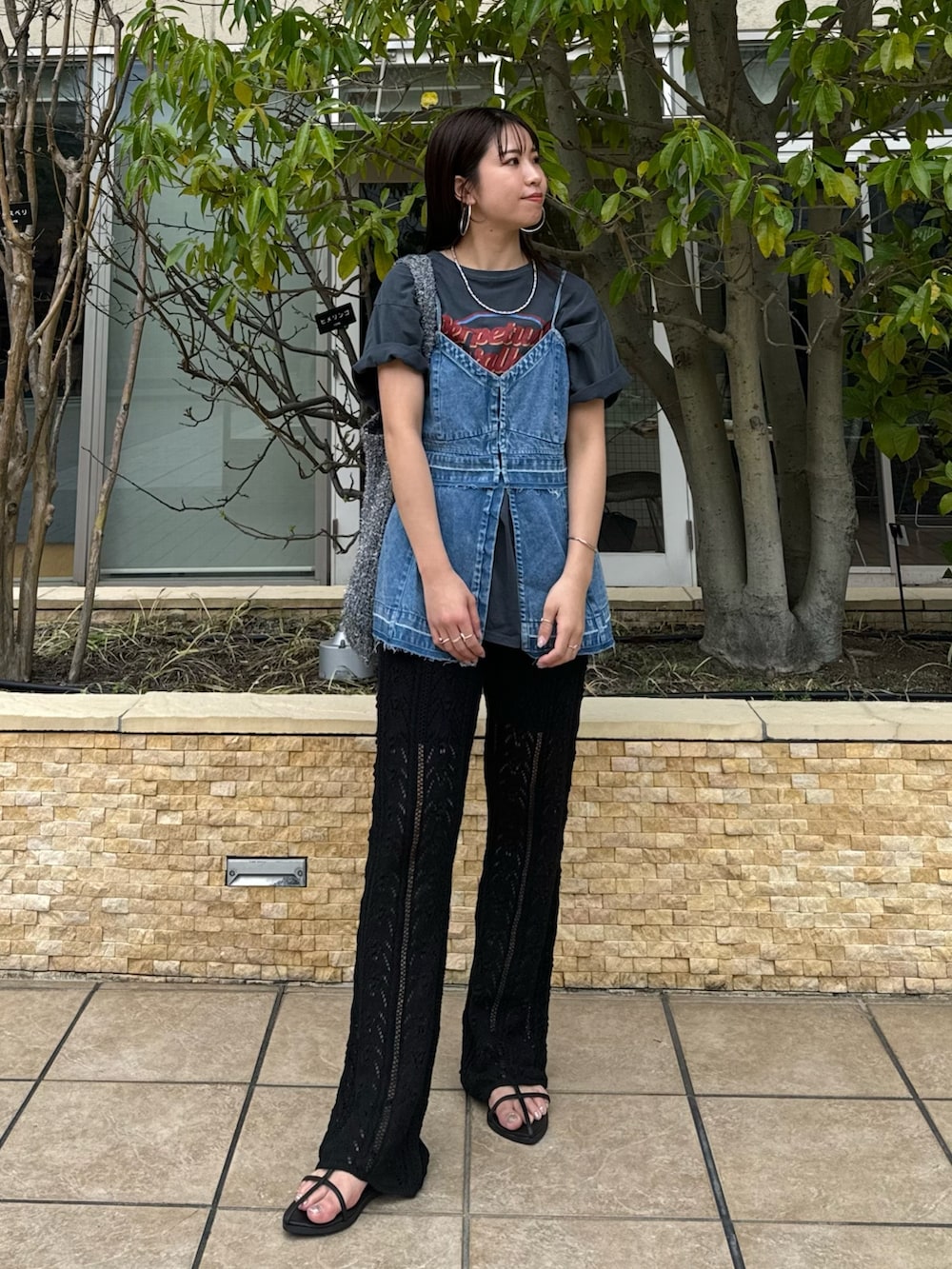 グレー系のTシャツ/カットソー、ブルー系のキャミソール、ブラック系のその他パンツを着用したレディースの春コーディネートの2枚目の写真