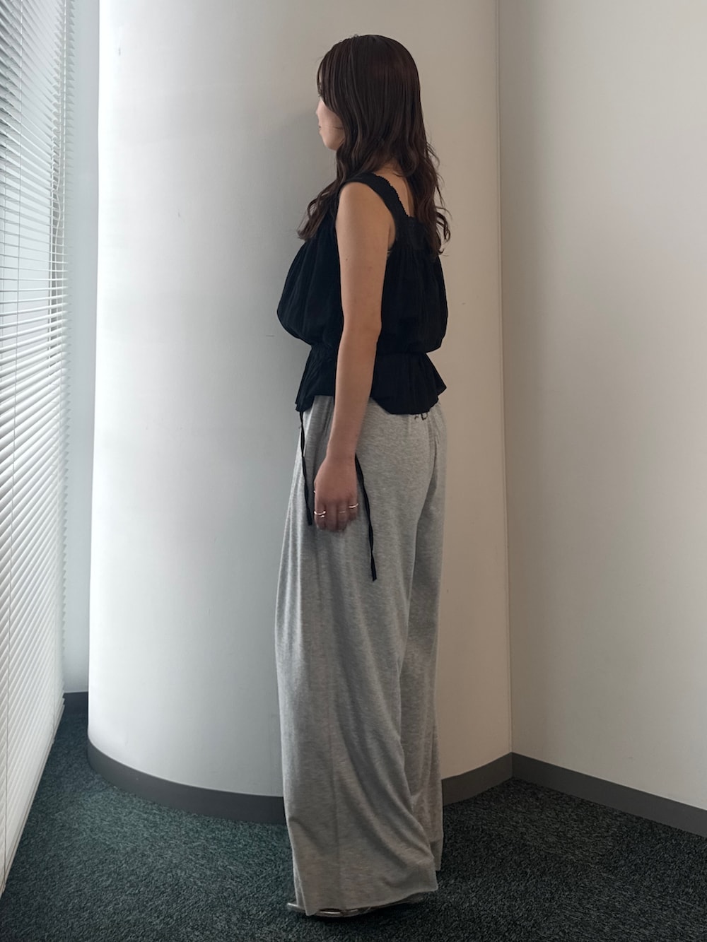 グレー系のその他パンツ、ブラック系のシャツ/ブラウスを着用したレディースの春コーディネートの5枚目の写真