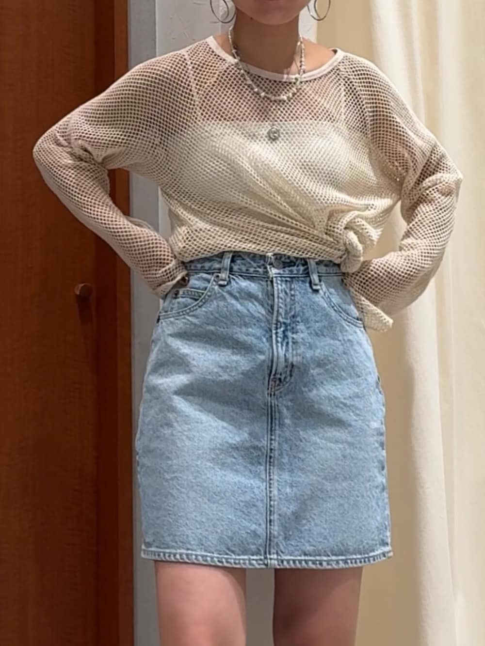 ホワイト系のTシャツ/カットソー、ブルー系のスカート、ブラウン系のブーツを着用したレディースの春コーディネートの7枚目の写真